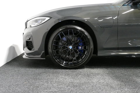 BMW 3 Serie Touring 330e xDrive M Sport / M340i Diffuser /  Black Diamond M grille / M340i M Sport bumper pakket / BMW Laser Light / Panoramadak / Premium kleur Dravitgrau / Elektr. verstelbare voorstoelen links met memory / Apple Carplay - Android Auto / Stoelverwar