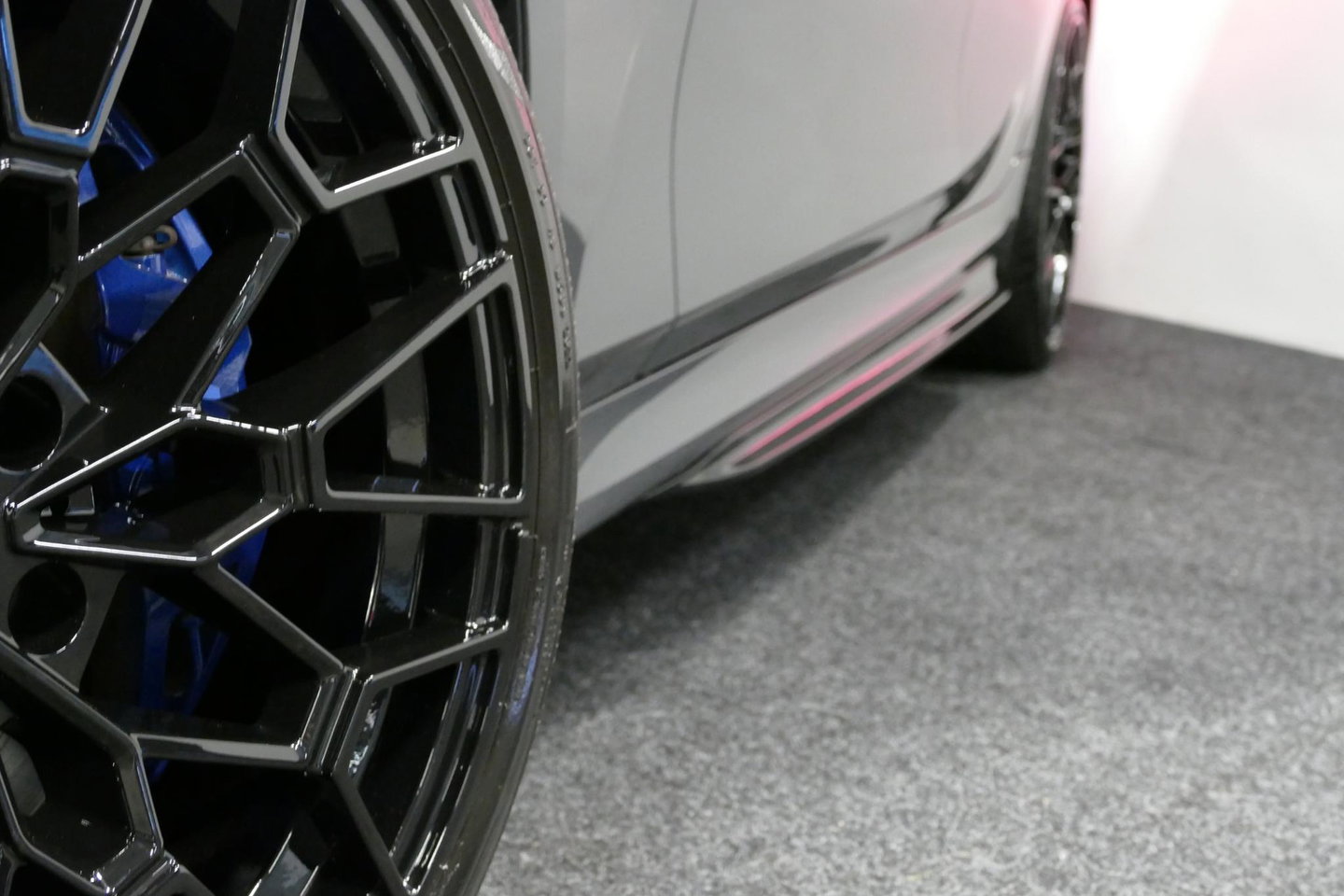 BMW 3 Serie Touring 330e xDrive M Sport / M340i Diffuser /  Black Diamond M grille / M340i M Sport bumper pakket / BMW Laser Light / Panoramadak / Premium kleur Dravitgrau / Elektr. verstelbare voorstoelen links met memory / Apple Carplay - Android Auto / Stoelverwar