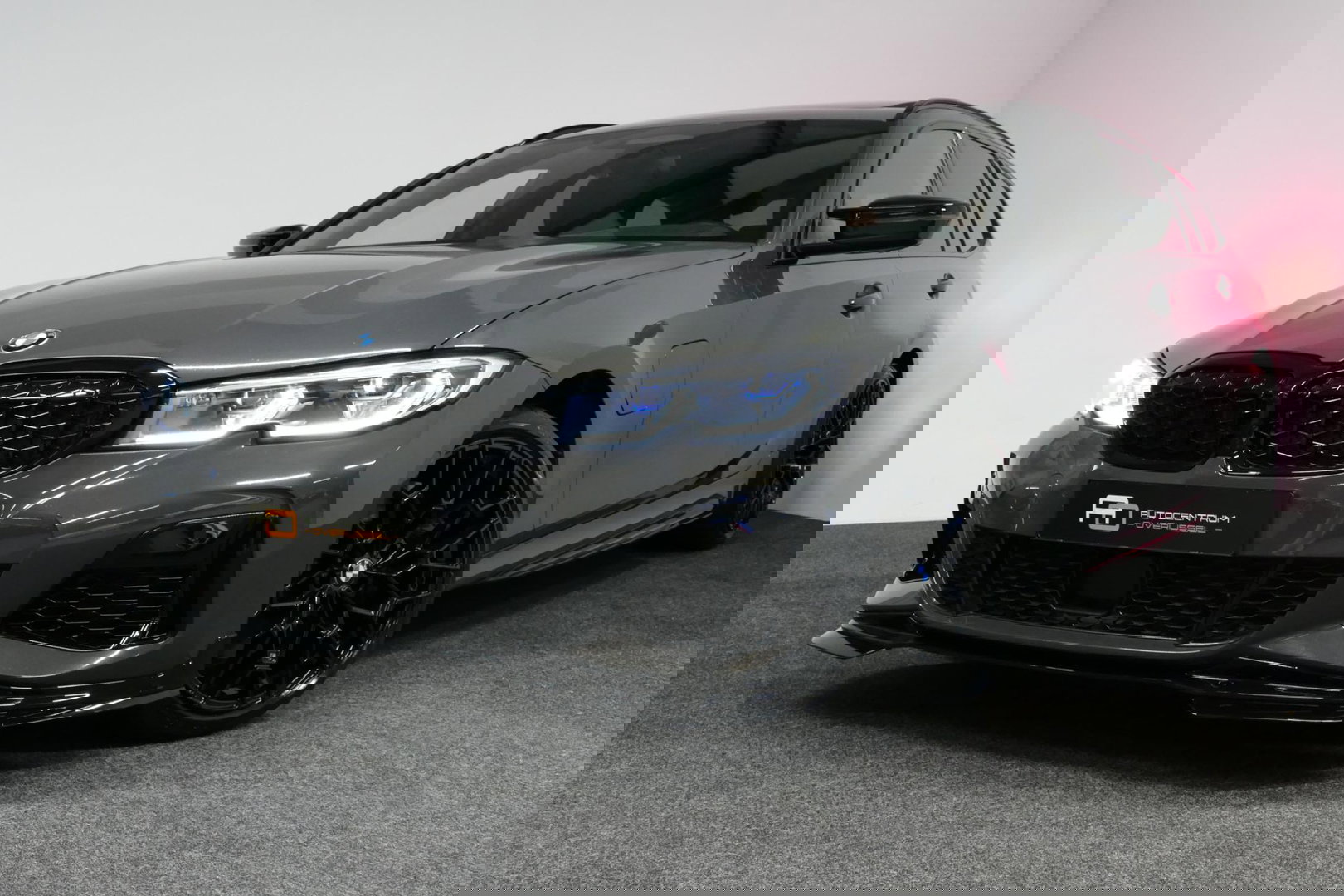 BMW 3 Serie Touring 330e xDrive M Sport / M340i Diffuser /  Black Diamond M grille / M340i M Sport bumper pakket / BMW Laser Light / Panoramadak / Premium kleur Dravitgrau / Elektr. verstelbare voorstoelen links met memory / Apple Carplay - Android Auto / Stoelverwar