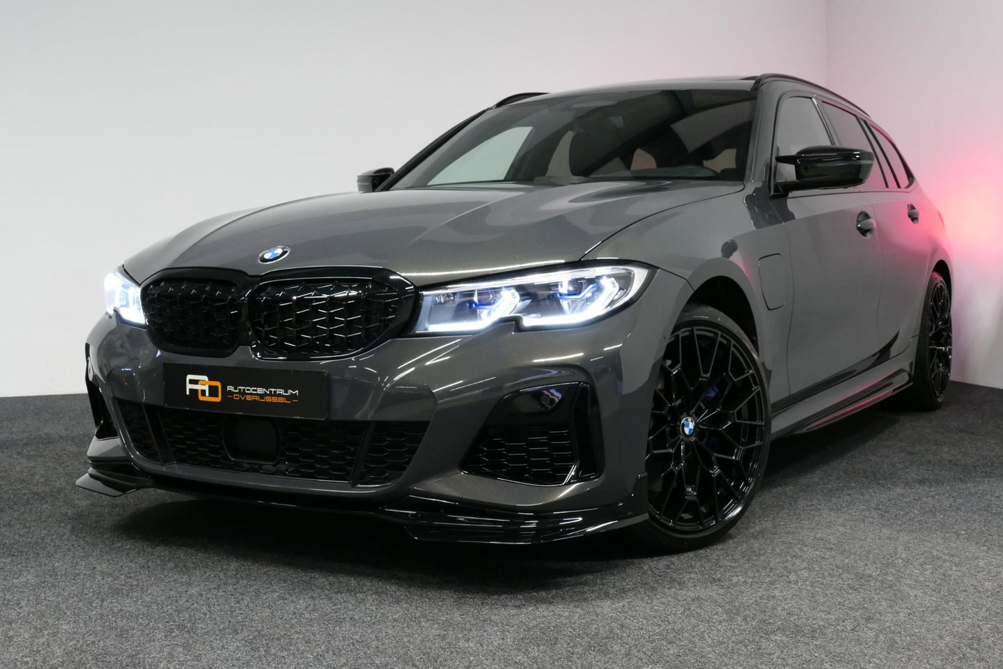 BMW 3 Serie Touring 330e xDrive M Sport / M340i Diffuser /  Black Diamond M grille / M340i M Sport bumper pakket / BMW Laser Light / Panoramadak / Premium kleur Dravitgrau / Elektr. verstelbare voorstoelen links met memory / Apple Carplay - Android Auto / Stoelverwar
