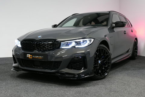 BMW 3 Serie Touring 330e xDrive M Sport / M340i Diffuser /  Black Diamond M grille / M340i M Sport bumper pakket / BMW Laser Light / Panoramadak / Premium kleur Dravitgrau / Elektr. verstelbare voorstoelen links met memory / Apple Carplay - Android Auto / Stoelverwar