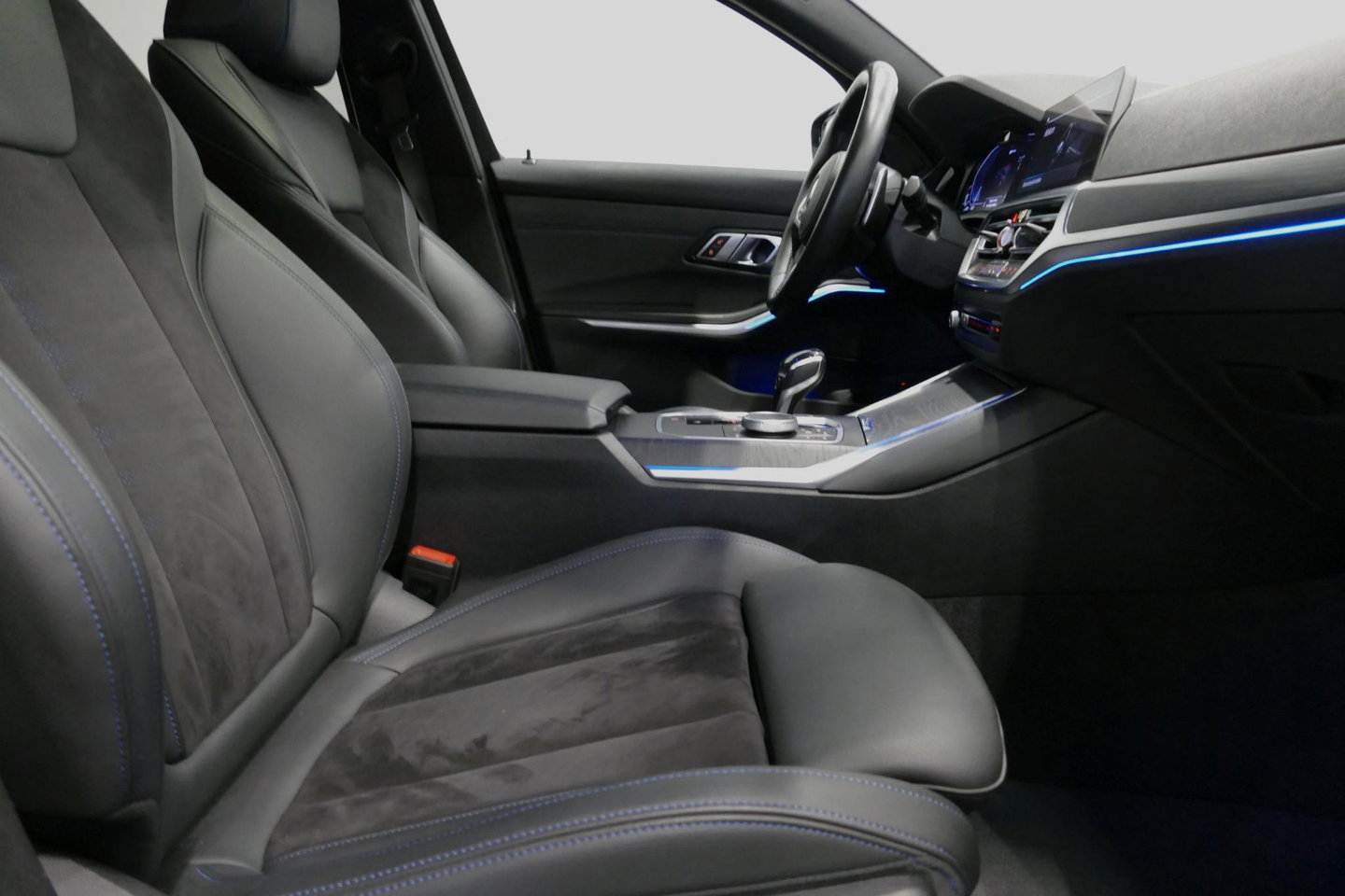 BMW 3 Serie Touring 330e xDrive M Sport / M340i Diffuser /  Black Diamond M grille / M340i M Sport bumper pakket / BMW Laser Light / Panoramadak / Premium kleur Dravitgrau / Elektr. verstelbare voorstoelen links met memory / Apple Carplay - Android Auto / Stoelverwar