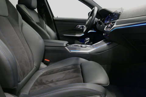BMW 3 Serie Touring 330e xDrive M Sport / M340i Diffuser /  Black Diamond M grille / M340i M Sport bumper pakket / BMW Laser Light / Panoramadak / Premium kleur Dravitgrau / Elektr. verstelbare voorstoelen links met memory / Apple Carplay - Android Auto / Stoelverwar