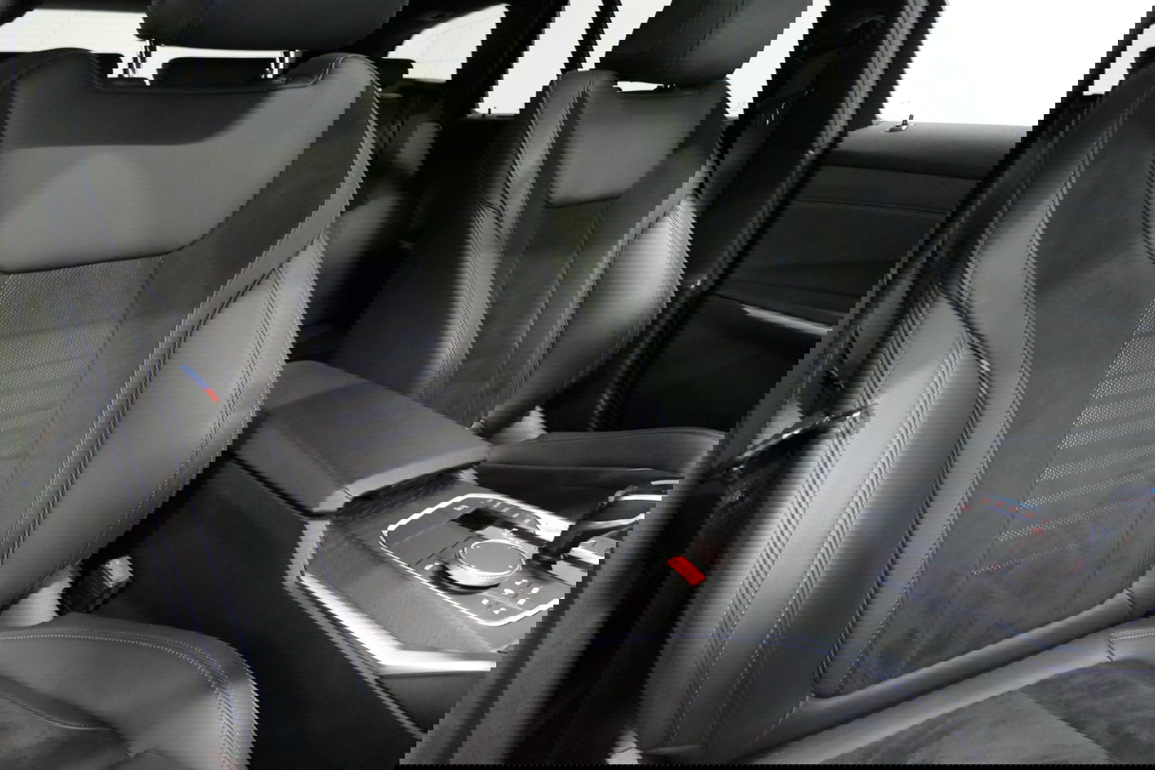 BMW 3 Serie Touring 330e xDrive M Sport / M340i Diffuser /  Black Diamond M grille / M340i M Sport bumper pakket / BMW Laser Light / Panoramadak / Premium kleur Dravitgrau / Elektr. verstelbare voorstoelen links met memory / Apple Carplay - Android Auto / Stoelverwar