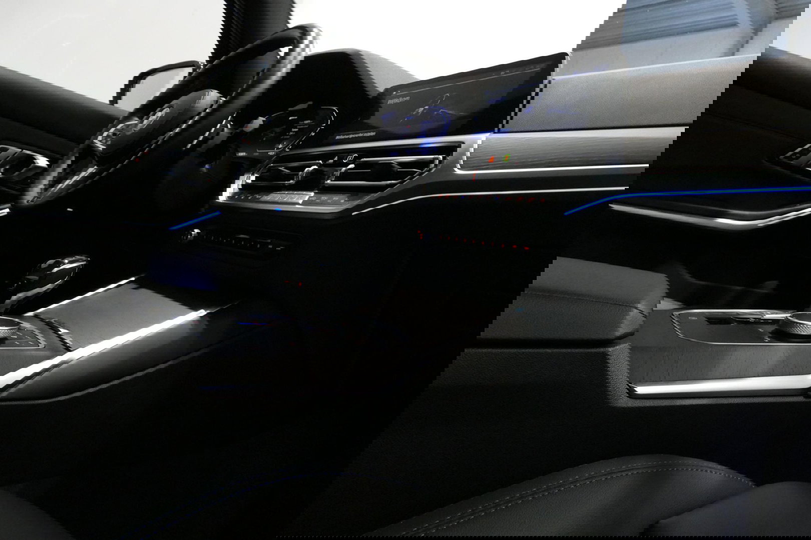 BMW 3 Serie Touring 330e xDrive M Sport / M340i Diffuser /  Black Diamond M grille / M340i M Sport bumper pakket / BMW Laser Light / Panoramadak / Premium kleur Dravitgrau / Elektr. verstelbare voorstoelen links met memory / Apple Carplay - Android Auto / Stoelverwar