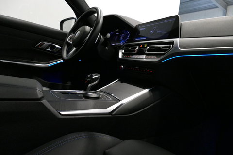 BMW 3 Serie Touring 330e xDrive M Sport / M340i Diffuser /  Black Diamond M grille / M340i M Sport bumper pakket / BMW Laser Light / Panoramadak / Premium kleur Dravitgrau / Elektr. verstelbare voorstoelen links met memory / Apple Carplay - Android Auto / Stoelverwar