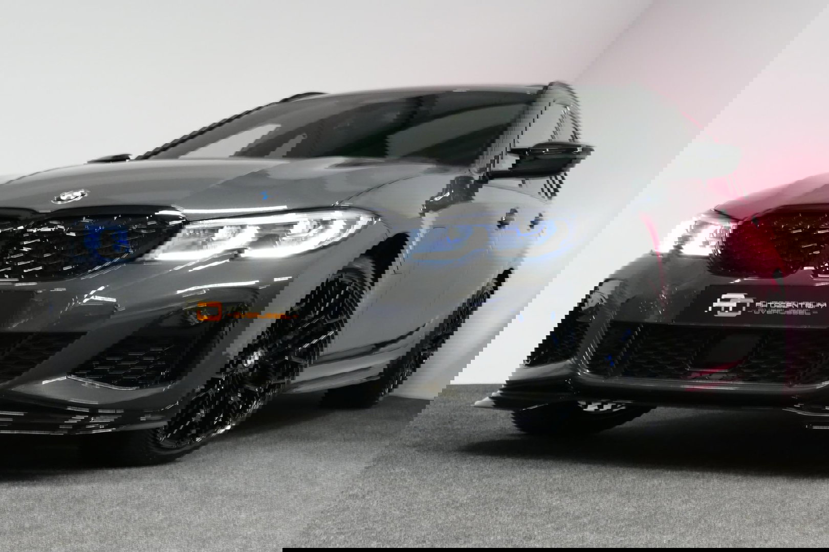 BMW 3 Serie Touring 330e xDrive M Sport / M340i Diffuser /  Black Diamond M grille / M340i M Sport bumper pakket / BMW Laser Light / Panoramadak / Premium kleur Dravitgrau / Elektr. verstelbare voorstoelen links met memory / Apple Carplay - Android Auto / Stoelverwar