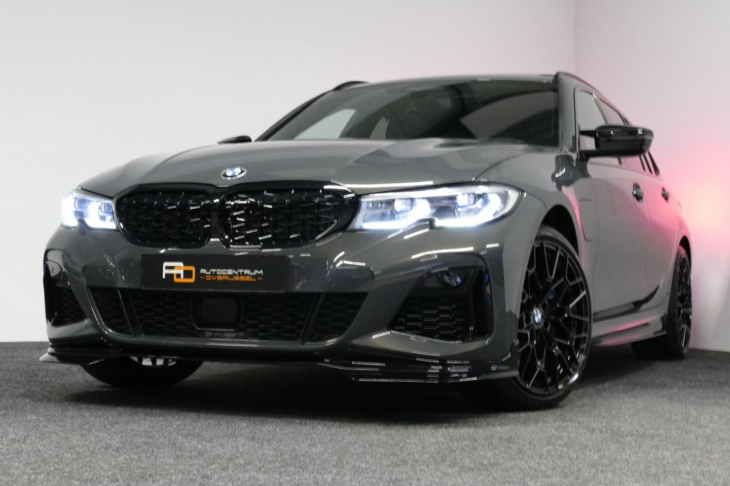 BMW 3 Serie Touring 330e xDrive M Sport / M340i Diffuser /  Black Diamond M grille / M340i M Sport bumper pakket / BMW Laser Light / Panoramadak / Premium kleur Dravitgrau / Elektr. verstelbare voorstoelen links met memory / Apple Carplay - Android Auto / Stoelverwar