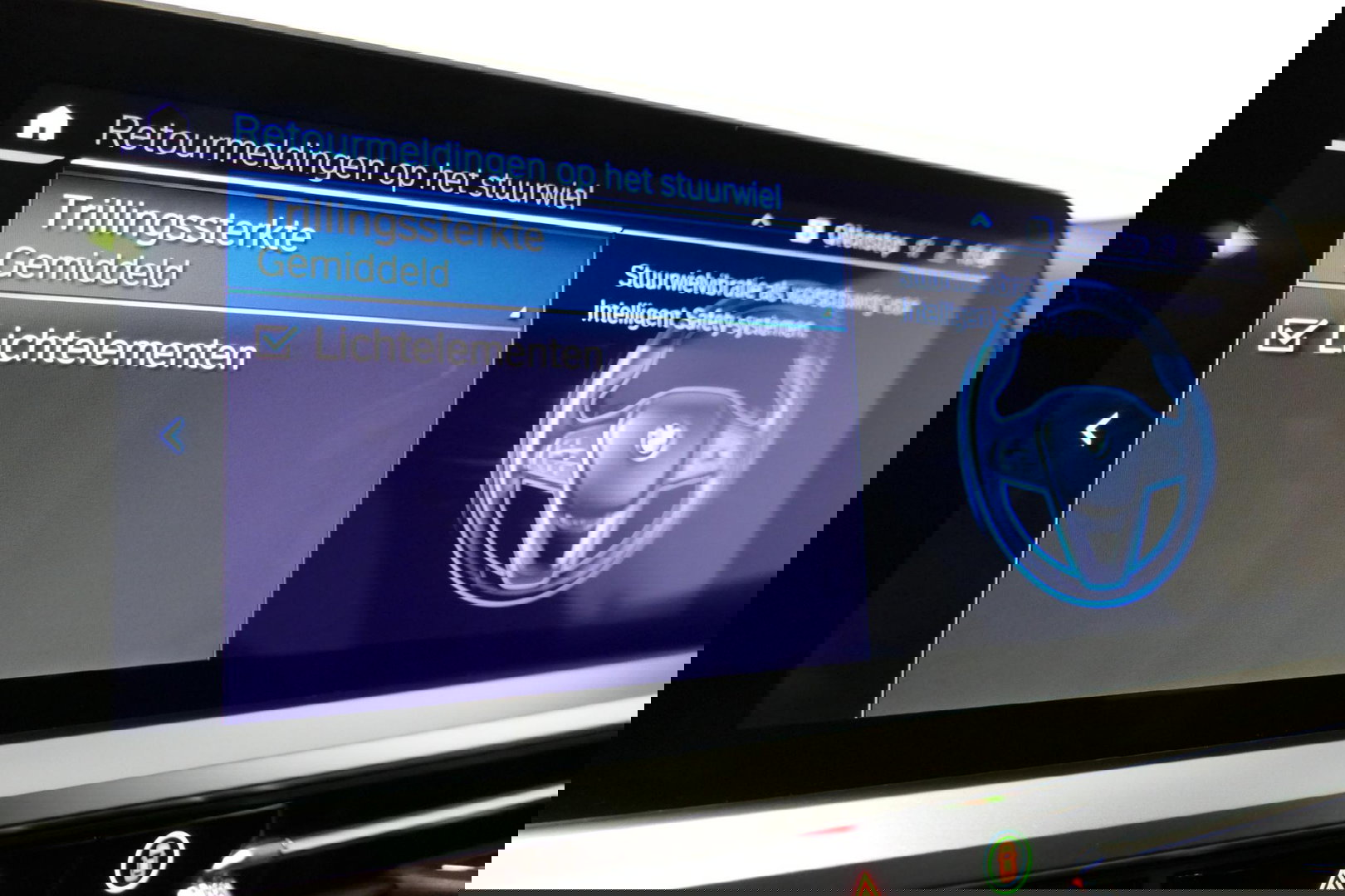 BMW 3 Serie Touring 330e xDrive M Sport / M340i Diffuser /  Black Diamond M grille / M340i M Sport bumper pakket / BMW Laser Light / Panoramadak / Premium kleur Dravitgrau / Elektr. verstelbare voorstoelen links met memory / Apple Carplay - Android Auto / Stoelverwar