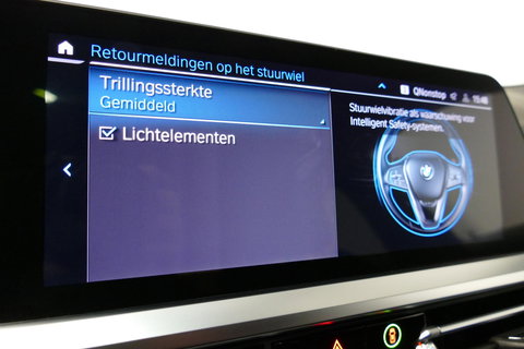 BMW 3 Serie Touring 330e xDrive M Sport / M340i Diffuser /  Black Diamond M grille / M340i M Sport bumper pakket / BMW Laser Light / Panoramadak / Premium kleur Dravitgrau / Elektr. verstelbare voorstoelen links met memory / Apple Carplay - Android Auto / Stoelverwar