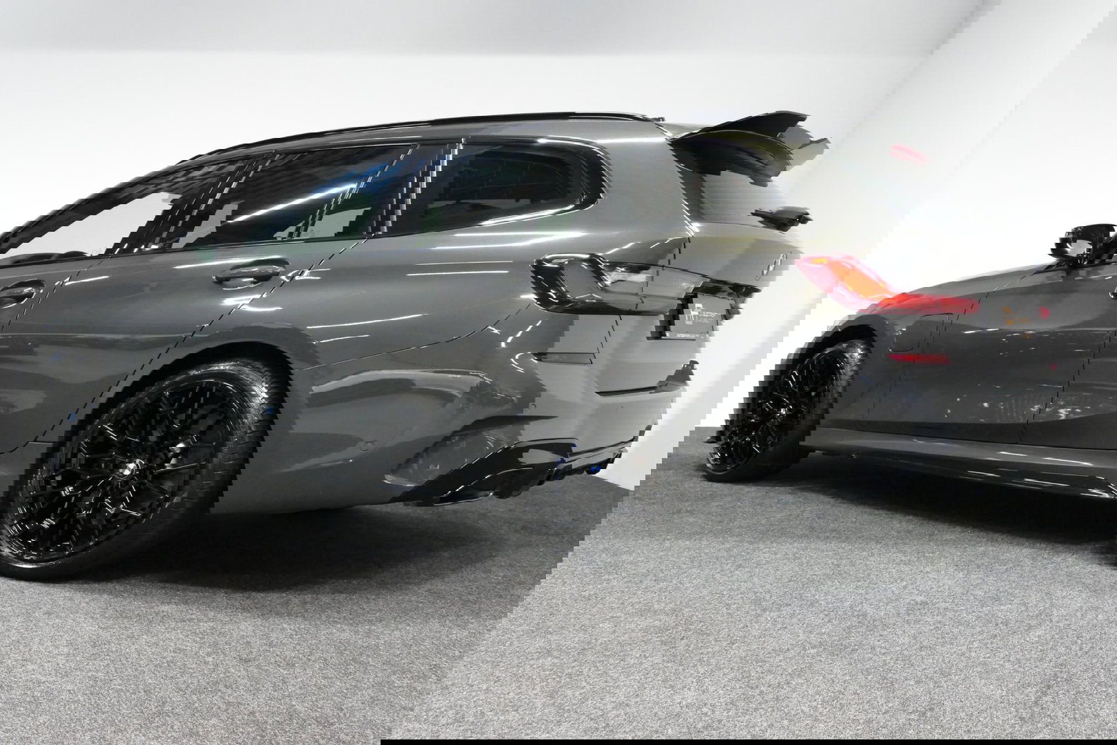 BMW 3 Serie Touring 330e xDrive M Sport / M340i Diffuser /  Black Diamond M grille / M340i M Sport bumper pakket / BMW Laser Light / Panoramadak / Premium kleur Dravitgrau / Elektr. verstelbare voorstoelen links met memory / Apple Carplay - Android Auto / Stoelverwar