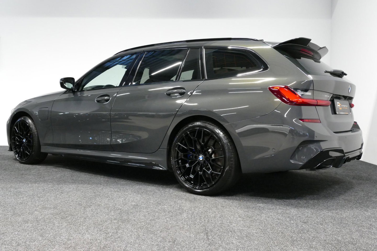 BMW 3 Serie Touring 330e xDrive M Sport / M340i Diffuser /  Black Diamond M grille / M340i M Sport bumper pakket / BMW Laser Light / Panoramadak / Premium kleur Dravitgrau / Elektr. verstelbare voorstoelen links met memory / Apple Carplay - Android Auto / Stoelverwar