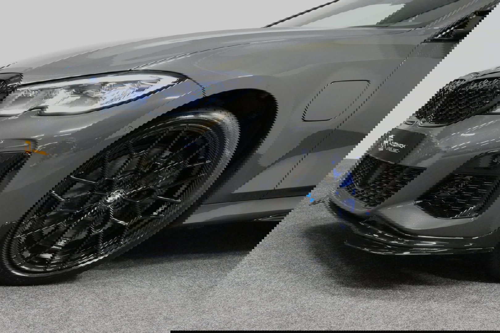 BMW 3 Serie Touring 330e xDrive M Sport / M340i Diffuser /  Black Diamond M grille / M340i M Sport bumper pakket / BMW Laser Light / Panoramadak / Premium kleur Dravitgrau / Elektr. verstelbare voorstoelen links met memory / Apple Carplay - Android Auto / Stoelverwar