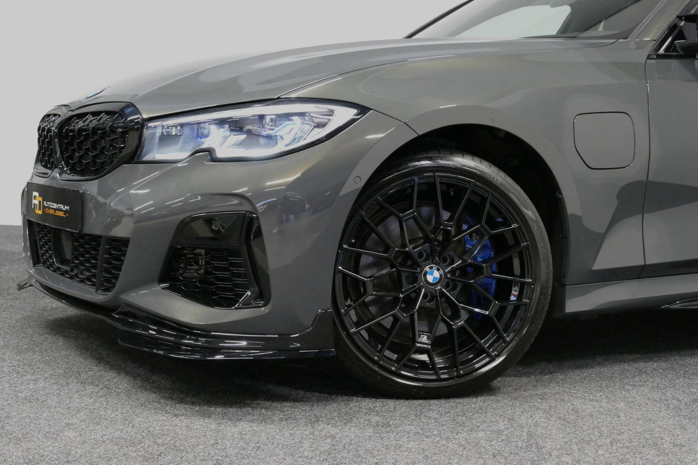 BMW 3 Serie Touring 330e xDrive M Sport / M340i Diffuser /  Black Diamond M grille / M340i M Sport bumper pakket / BMW Laser Light / Panoramadak / Premium kleur Dravitgrau / Elektr. verstelbare voorstoelen links met memory / Apple Carplay - Android Auto / Stoelverwar
