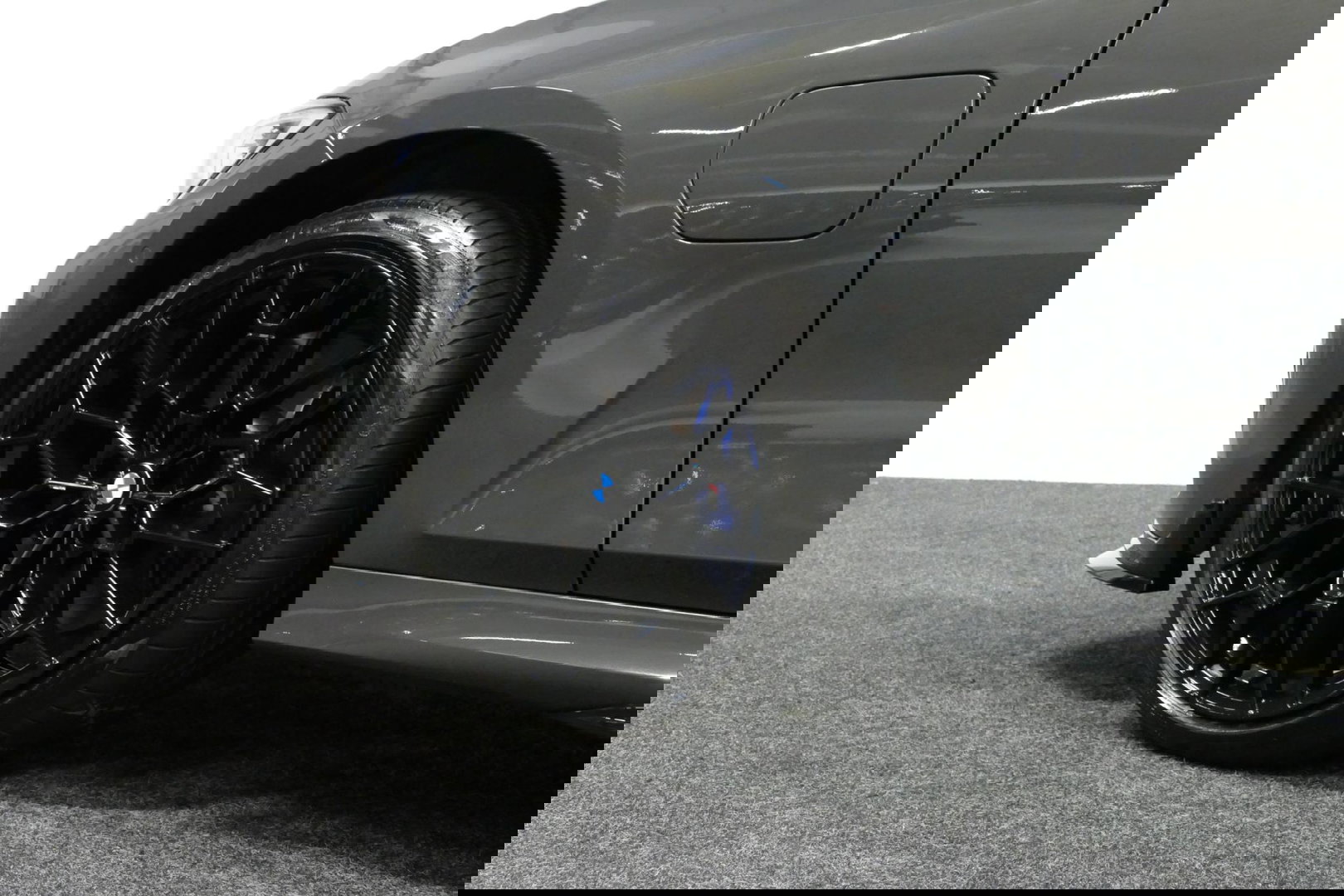 BMW 3 Serie Touring 330e xDrive M Sport / M340i Diffuser /  Black Diamond M grille / M340i M Sport bumper pakket / BMW Laser Light / Panoramadak / Premium kleur Dravitgrau / Elektr. verstelbare voorstoelen links met memory / Apple Carplay - Android Auto / Stoelverwar