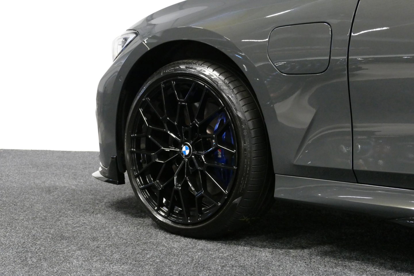 BMW 3 Serie Touring 330e xDrive M Sport / M340i Diffuser /  Black Diamond M grille / M340i M Sport bumper pakket / BMW Laser Light / Panoramadak / Premium kleur Dravitgrau / Elektr. verstelbare voorstoelen links met memory / Apple Carplay - Android Auto / Stoelverwar