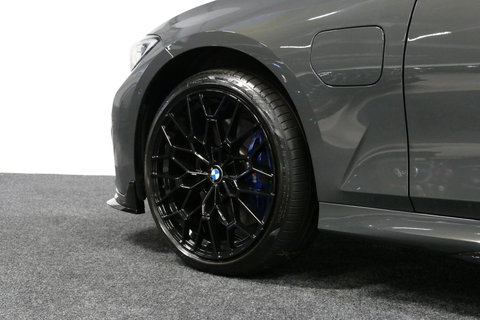 BMW 3 Serie Touring 330e xDrive M Sport / M340i Diffuser /  Black Diamond M grille / M340i M Sport bumper pakket / BMW Laser Light / Panoramadak / Premium kleur Dravitgrau / Elektr. verstelbare voorstoelen links met memory / Apple Carplay - Android Auto / Stoelverwar