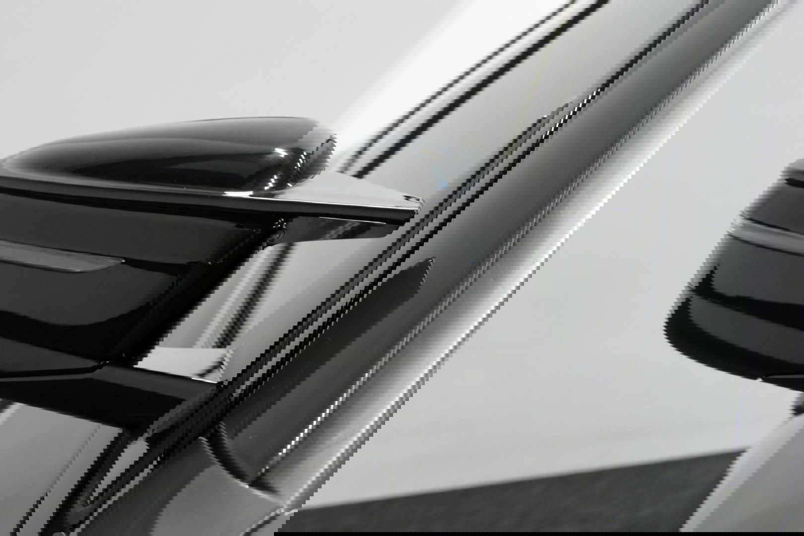 BMW 3 Serie Touring 330e xDrive M Sport / M340i Diffuser /  Black Diamond M grille / M340i M Sport bumper pakket / BMW Laser Light / Panoramadak / Premium kleur Dravitgrau / Elektr. verstelbare voorstoelen links met memory / Apple Carplay - Android Auto / Stoelverwar