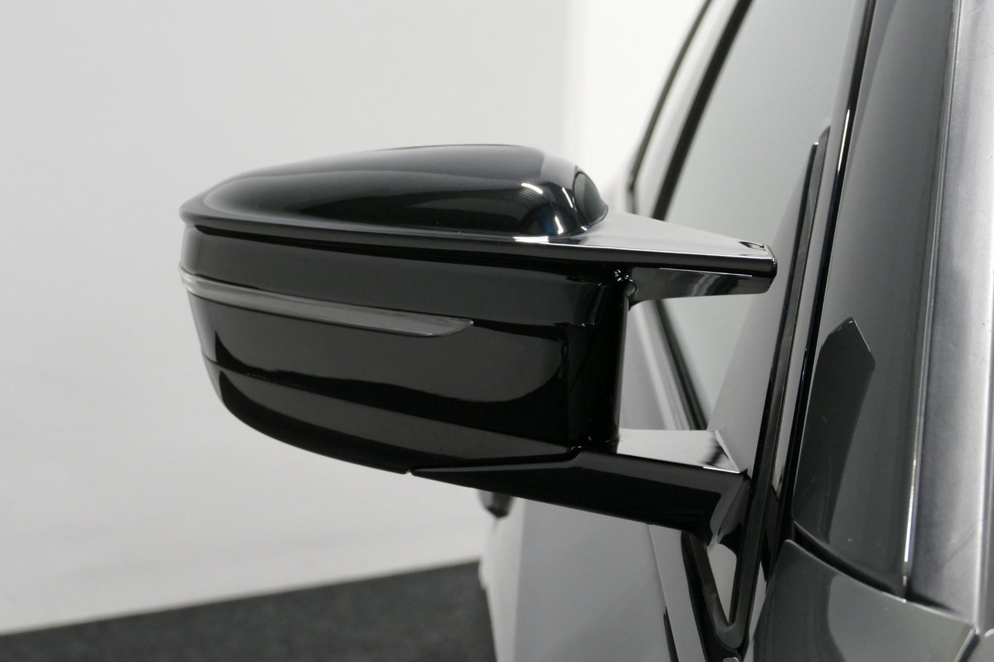 BMW 3 Serie Touring 330e xDrive M Sport / M340i Diffuser /  Black Diamond M grille / M340i M Sport bumper pakket / BMW Laser Light / Panoramadak / Premium kleur Dravitgrau / Elektr. verstelbare voorstoelen links met memory / Apple Carplay - Android Auto / Stoelverwar