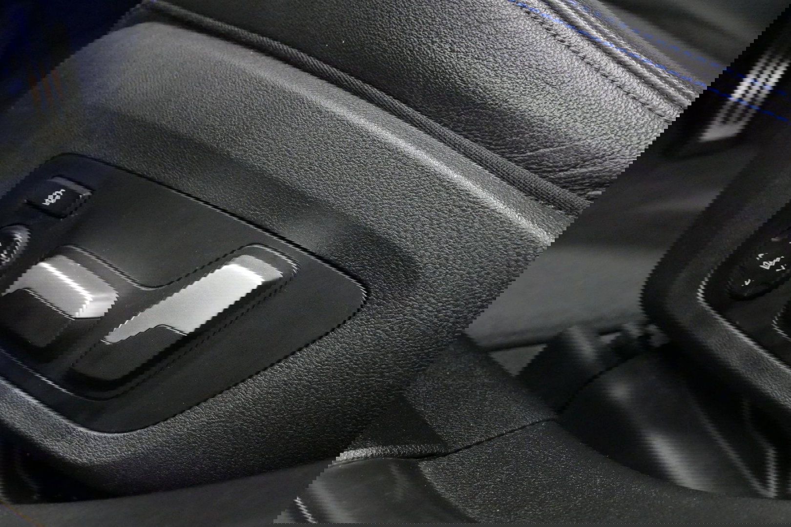 BMW 3 Serie Touring 330e xDrive M Sport / M340i Diffuser /  Black Diamond M grille / M340i M Sport bumper pakket / BMW Laser Light / Panoramadak / Premium kleur Dravitgrau / Elektr. verstelbare voorstoelen links met memory / Apple Carplay - Android Auto / Stoelverwar