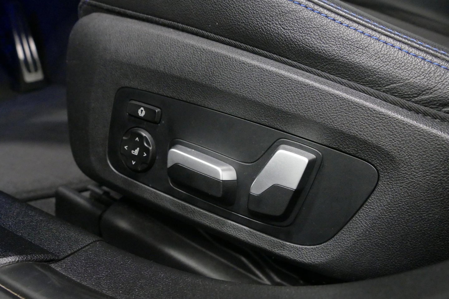 BMW 3 Serie Touring 330e xDrive M Sport / M340i Diffuser /  Black Diamond M grille / M340i M Sport bumper pakket / BMW Laser Light / Panoramadak / Premium kleur Dravitgrau / Elektr. verstelbare voorstoelen links met memory / Apple Carplay - Android Auto / Stoelverwar