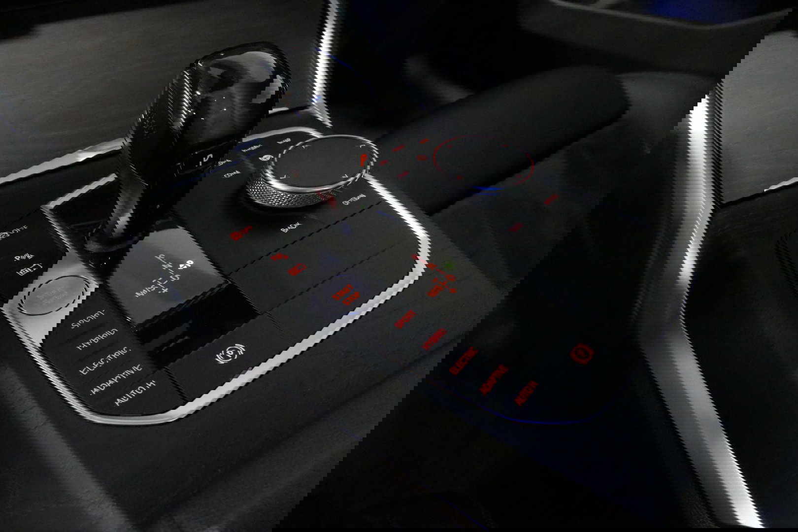 BMW 3 Serie Touring 330e xDrive M Sport / M340i Diffuser /  Black Diamond M grille / M340i M Sport bumper pakket / BMW Laser Light / Panoramadak / Premium kleur Dravitgrau / Elektr. verstelbare voorstoelen links met memory / Apple Carplay - Android Auto / Stoelverwar