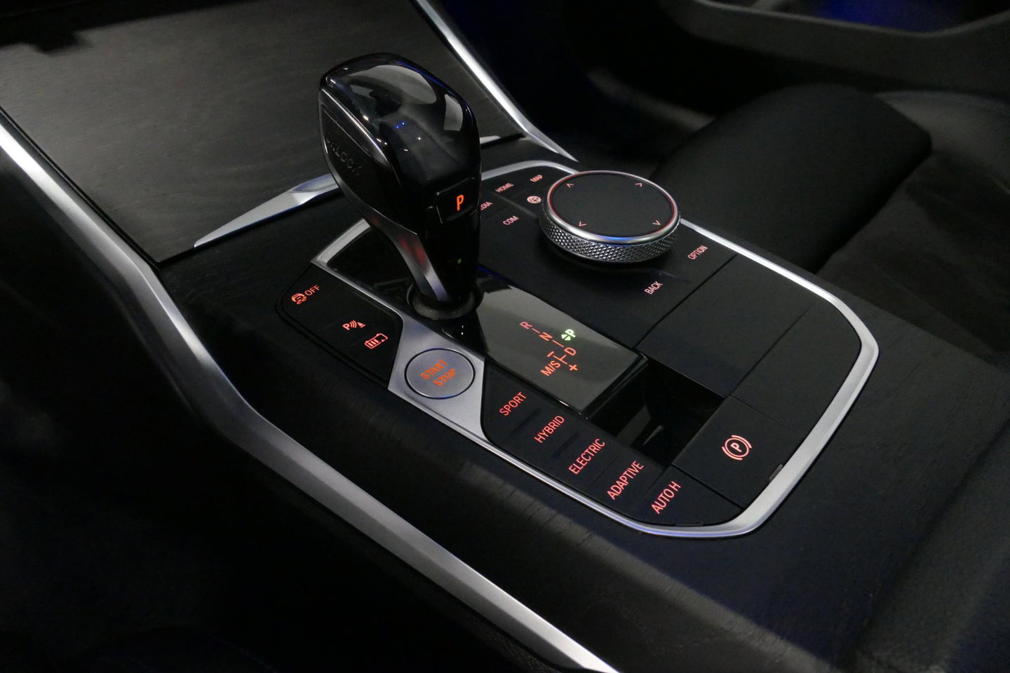 BMW 3 Serie Touring 330e xDrive M Sport / M340i Diffuser /  Black Diamond M grille / M340i M Sport bumper pakket / BMW Laser Light / Panoramadak / Premium kleur Dravitgrau / Elektr. verstelbare voorstoelen links met memory / Apple Carplay - Android Auto / Stoelverwar