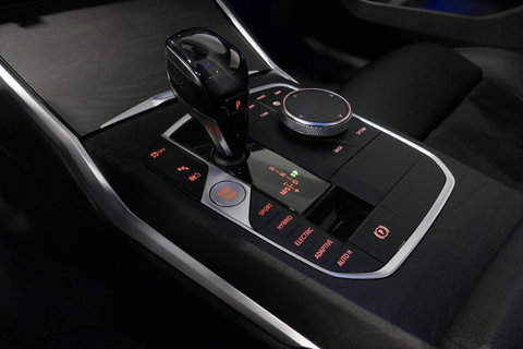 BMW 3 Serie Touring 330e xDrive M Sport / M340i Diffuser /  Black Diamond M grille / M340i M Sport bumper pakket / BMW Laser Light / Panoramadak / Premium kleur Dravitgrau / Elektr. verstelbare voorstoelen links met memory / Apple Carplay - Android Auto / Stoelverwar