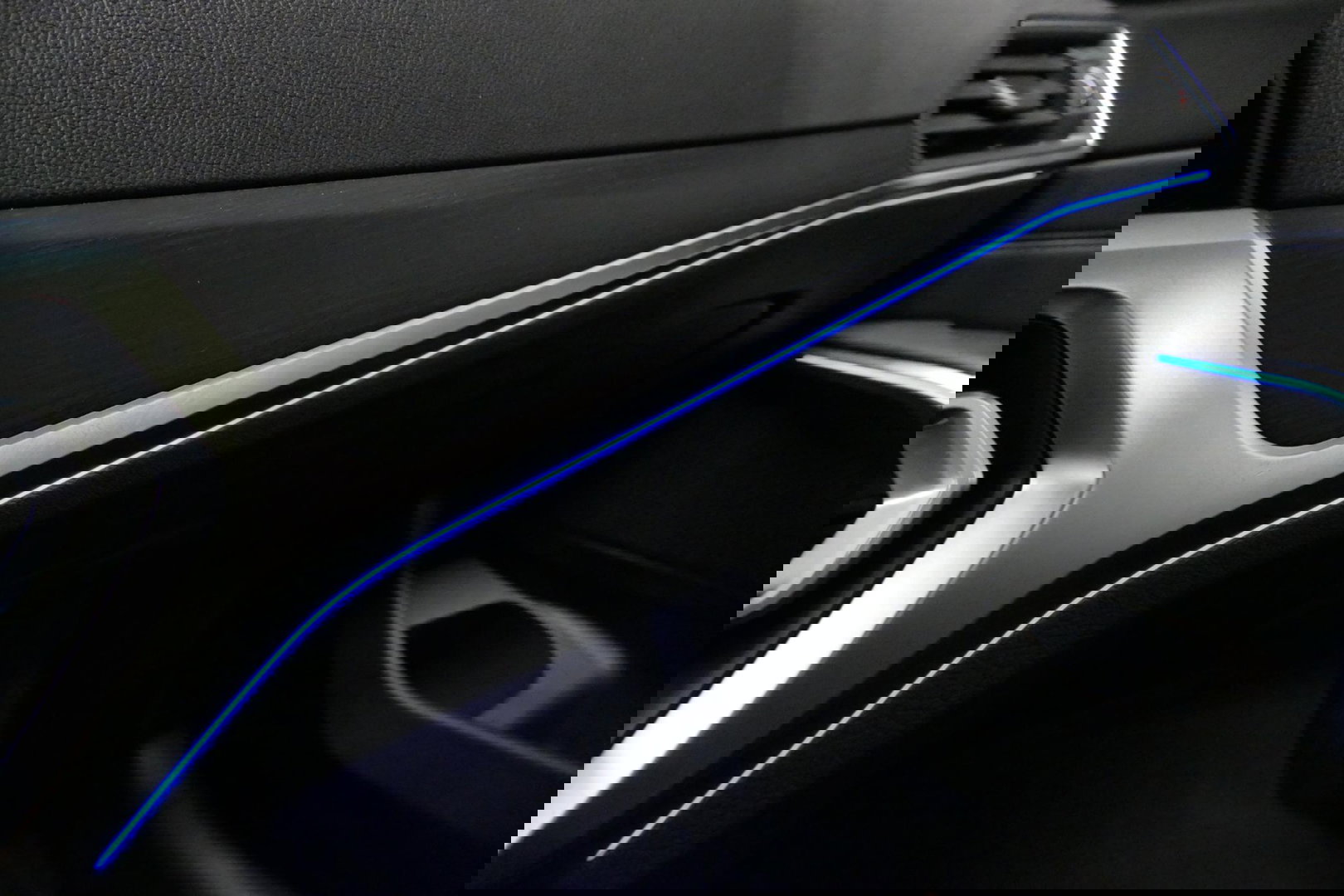 BMW 3 Serie Touring 330e xDrive M Sport / M340i Diffuser /  Black Diamond M grille / M340i M Sport bumper pakket / BMW Laser Light / Panoramadak / Premium kleur Dravitgrau / Elektr. verstelbare voorstoelen links met memory / Apple Carplay - Android Auto / Stoelverwar