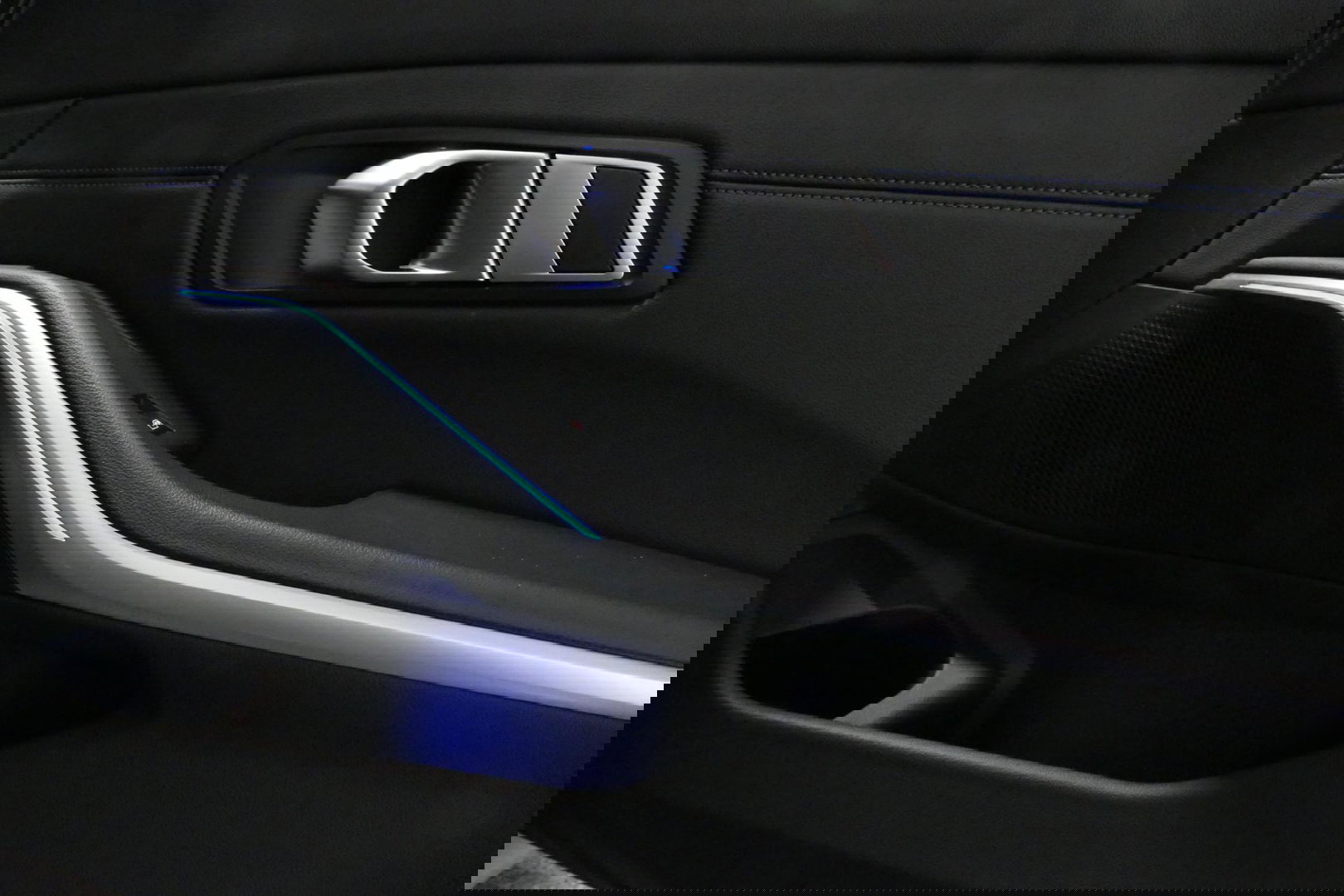 BMW 3 Serie Touring 330e xDrive M Sport / M340i Diffuser /  Black Diamond M grille / M340i M Sport bumper pakket / BMW Laser Light / Panoramadak / Premium kleur Dravitgrau / Elektr. verstelbare voorstoelen links met memory / Apple Carplay - Android Auto / Stoelverwar