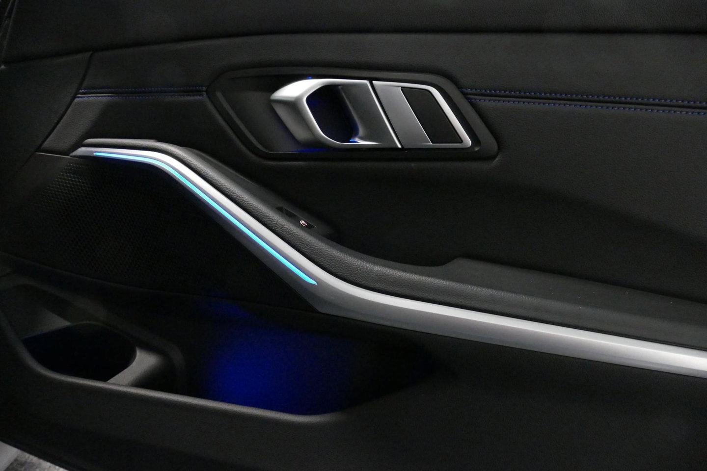 BMW 3 Serie Touring 330e xDrive M Sport / M340i Diffuser /  Black Diamond M grille / M340i M Sport bumper pakket / BMW Laser Light / Panoramadak / Premium kleur Dravitgrau / Elektr. verstelbare voorstoelen links met memory / Apple Carplay - Android Auto / Stoelverwar