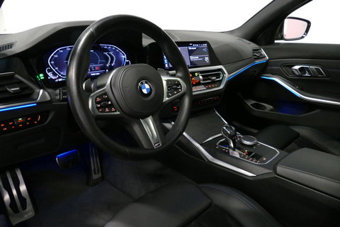 BMW 3 Serie Touring 330e xDrive M Sport / M340i Diffuser /  Black Diamond M grille / M340i M Sport bumper pakket / BMW Laser Light / Panoramadak / Premium kleur Dravitgrau / Elektr. verstelbare voorstoelen links met memory / Apple Carplay - Android Auto / Stoelverwar
