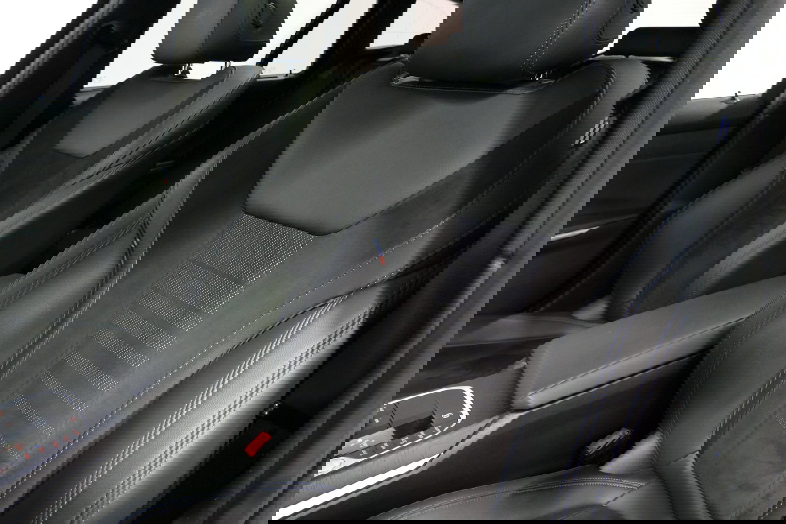 BMW 3 Serie Touring 330e xDrive M Sport / M340i Diffuser /  Black Diamond M grille / M340i M Sport bumper pakket / BMW Laser Light / Panoramadak / Premium kleur Dravitgrau / Elektr. verstelbare voorstoelen links met memory / Apple Carplay - Android Auto / Stoelverwar