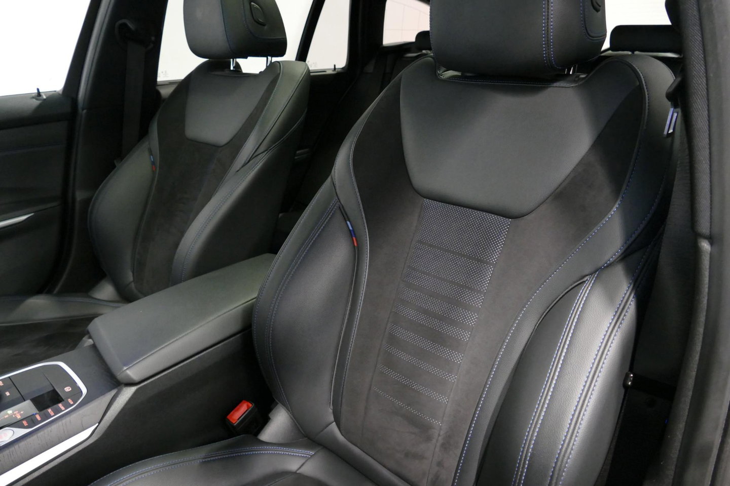 BMW 3 Serie Touring 330e xDrive M Sport / M340i Diffuser /  Black Diamond M grille / M340i M Sport bumper pakket / BMW Laser Light / Panoramadak / Premium kleur Dravitgrau / Elektr. verstelbare voorstoelen links met memory / Apple Carplay - Android Auto / Stoelverwar