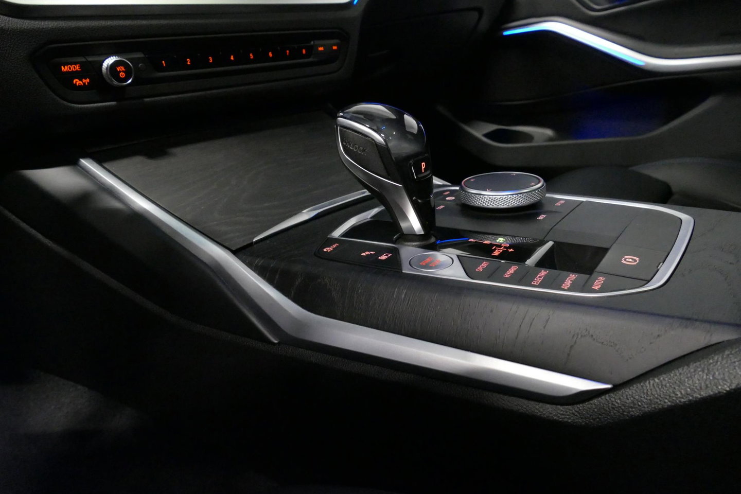 BMW 3 Serie Touring 330e xDrive M Sport / M340i Diffuser /  Black Diamond M grille / M340i M Sport bumper pakket / BMW Laser Light / Panoramadak / Premium kleur Dravitgrau / Elektr. verstelbare voorstoelen links met memory / Apple Carplay - Android Auto / Stoelverwar