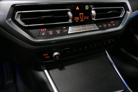 BMW 3 Serie Touring 330e xDrive M Sport / M340i Diffuser /  Black Diamond M grille / M340i M Sport bumper pakket / BMW Laser Light / Panoramadak / Premium kleur Dravitgrau / Elektr. verstelbare voorstoelen links met memory / Apple Carplay - Android Auto / Stoelverwar