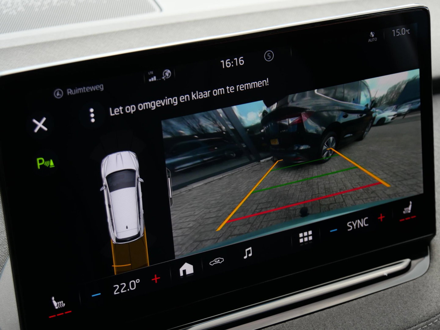 Škoda Enyaq iV 60/ WARMTEPOMP/ TREKHAAK/ COMFORT PACK/ CLIMATE PACK/ PARKEER PACK/ SOH 92%