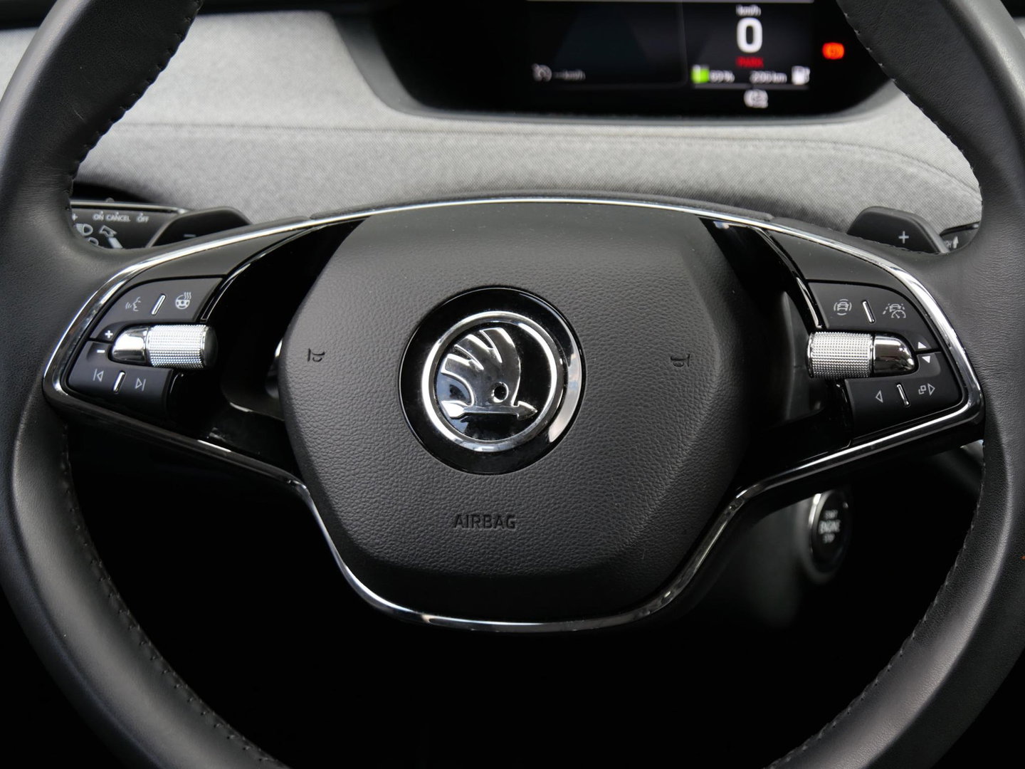 Škoda Enyaq iV 60/ WARMTEPOMP/ TREKHAAK/ COMFORT PACK/ CLIMATE PACK/ PARKEER PACK/ SOH 92%