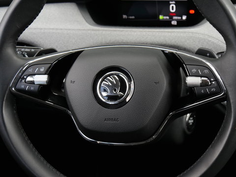 Škoda Enyaq iV 60/ WARMTEPOMP/ TREKHAAK/ COMFORT PACK/ CLIMATE PACK/ PARKEER PACK/ SOH 92%