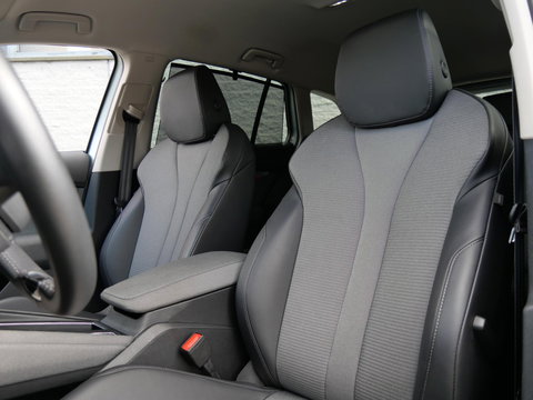 Škoda Enyaq iV 60/ WARMTEPOMP/ TREKHAAK/ COMFORT PACK/ CLIMATE PACK/ PARKEER PACK/ SOH 92%