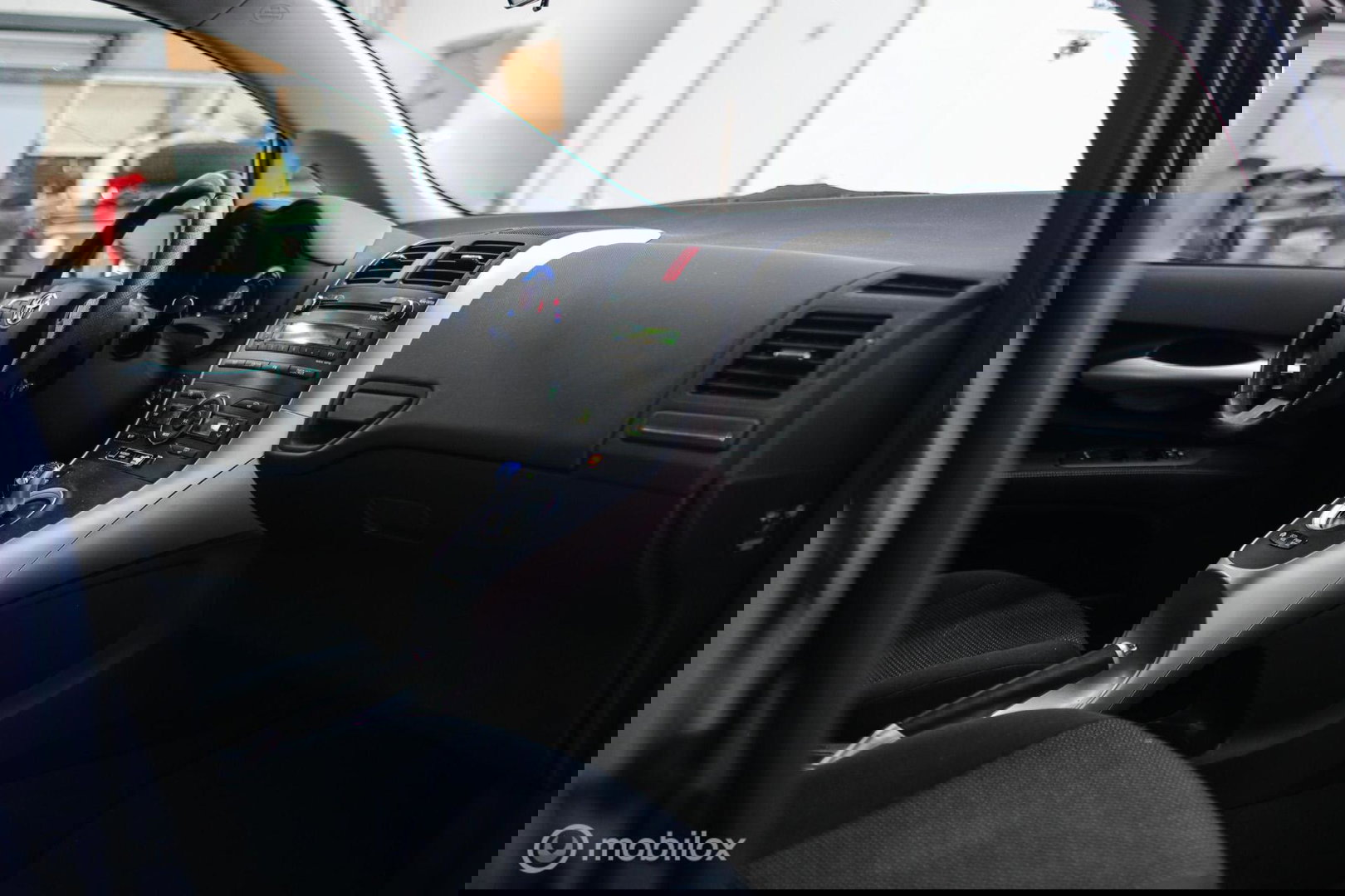 Toyota Auris 1.8 Full Hybrid Aspiration | Dealer onderhouden | 2e eig | NL auto NAP | Trekhaak | Automaat | Rijklaarprijs |