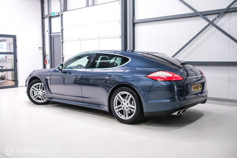 Porsche Panamera 3.0 S Hybrid | Yachting Blue | Executive Rear Seat | youngtimer | winter + zomerset | uniek | Blauw interieur |