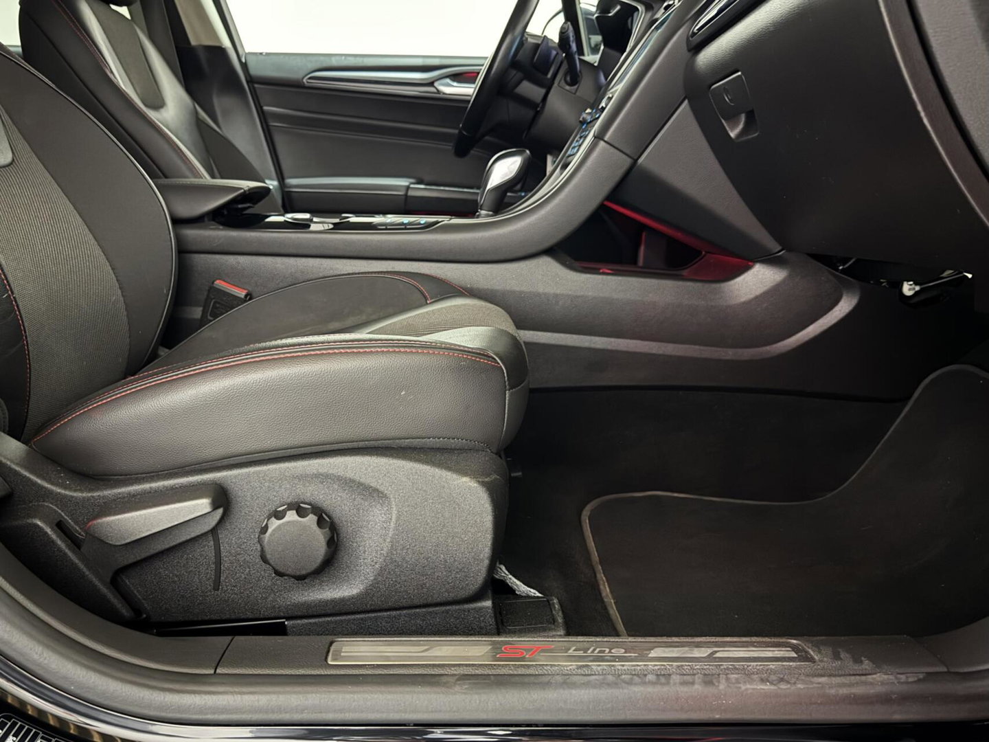 Ford Mondeo Wagon 2.0 ST-Line Carplay Memory PDC Sfeer