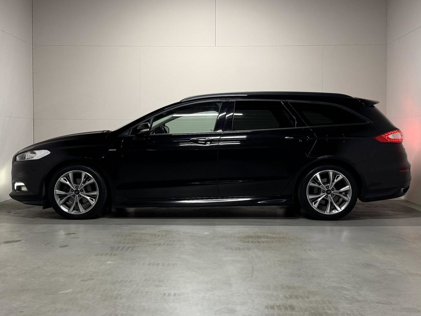 Ford Mondeo Wagon 2.0 ST-Line Carplay Memory PDC Sfeer