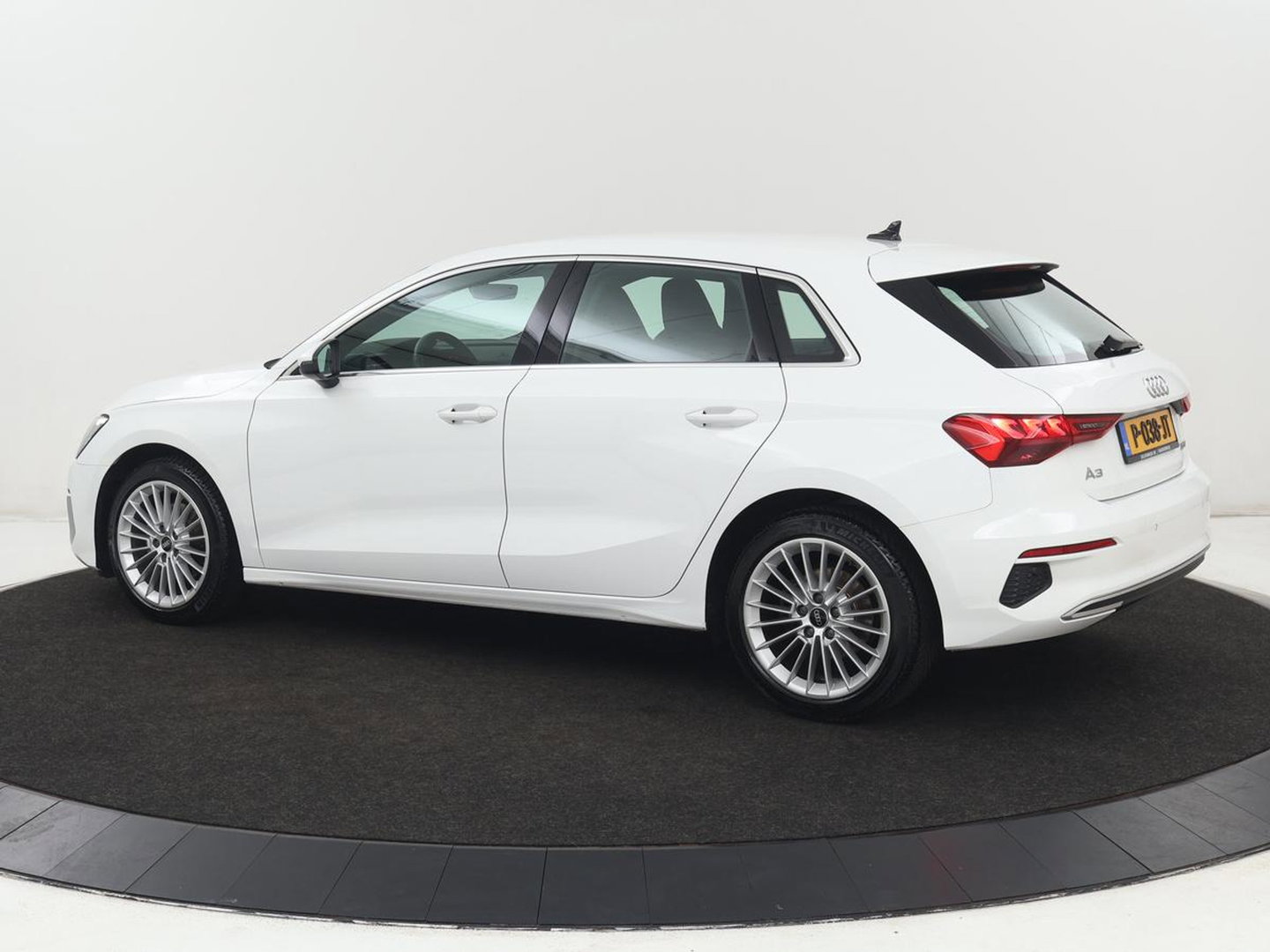 Audi A3 35 TFSI Advanced edition | Sportstoelen | Virtual Cockpit | Carplay | Navigatie | Full LED | Parkeerhulp | Climate control | Cruise control | Bluetooth | DAB