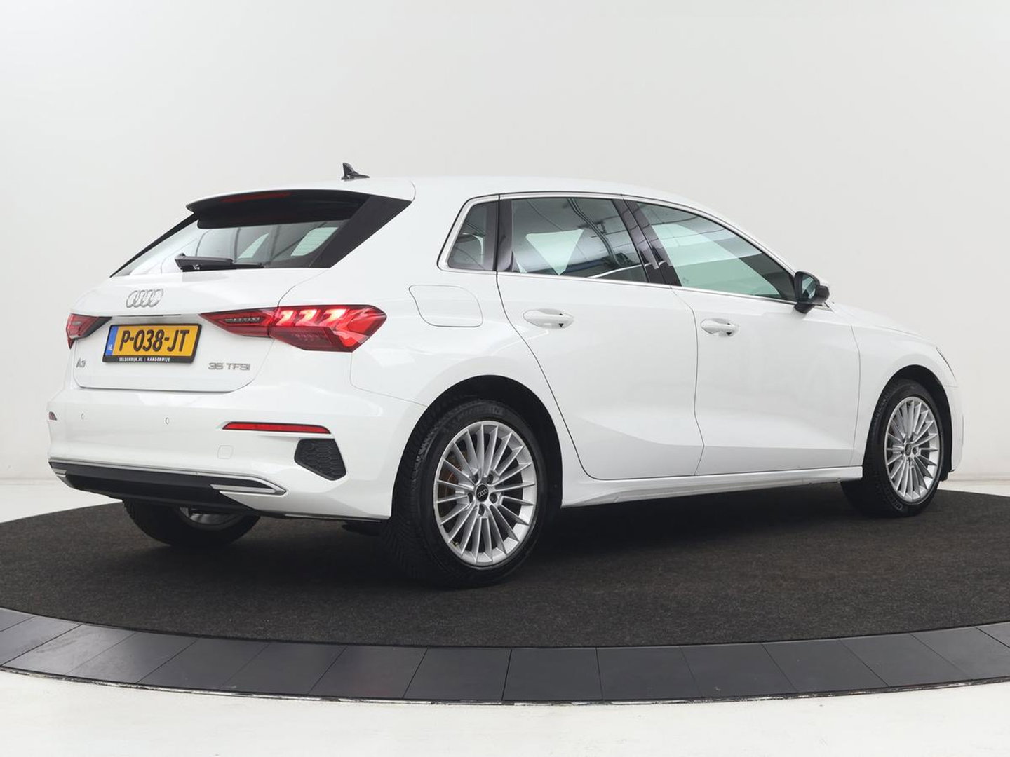 Audi A3 35 TFSI Advanced edition | Sportstoelen | Virtual Cockpit | Carplay | Navigatie | Full LED | Parkeerhulp | Climate control | Cruise control | Bluetooth | DAB