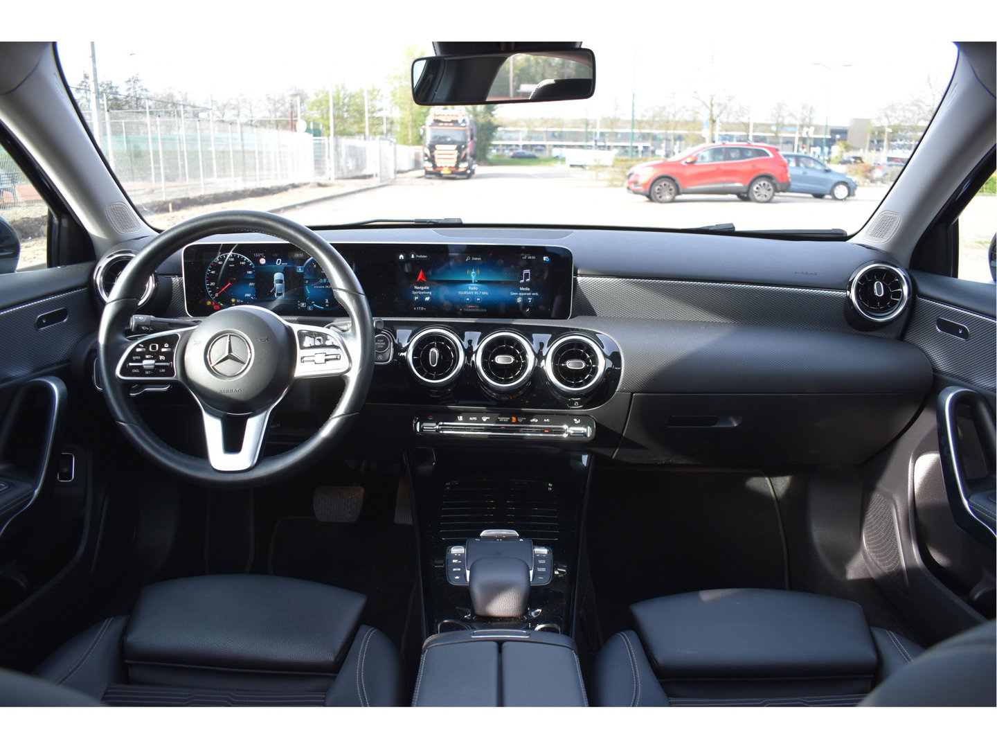 Mercedes-Benz A-Klasse 220 4MATIC AMG Business191 pk 4x4 | Stoelverwarming | Widescreen | Nav | Full LED | Allweather | Netjes