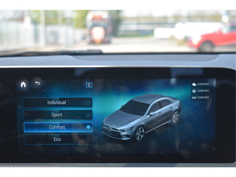 Mercedes-Benz A-Klasse 220 4MATIC AMG Business191 pk 4x4 | Stoelverwarming | Widescreen | Nav | Full LED | Allweather | Netjes