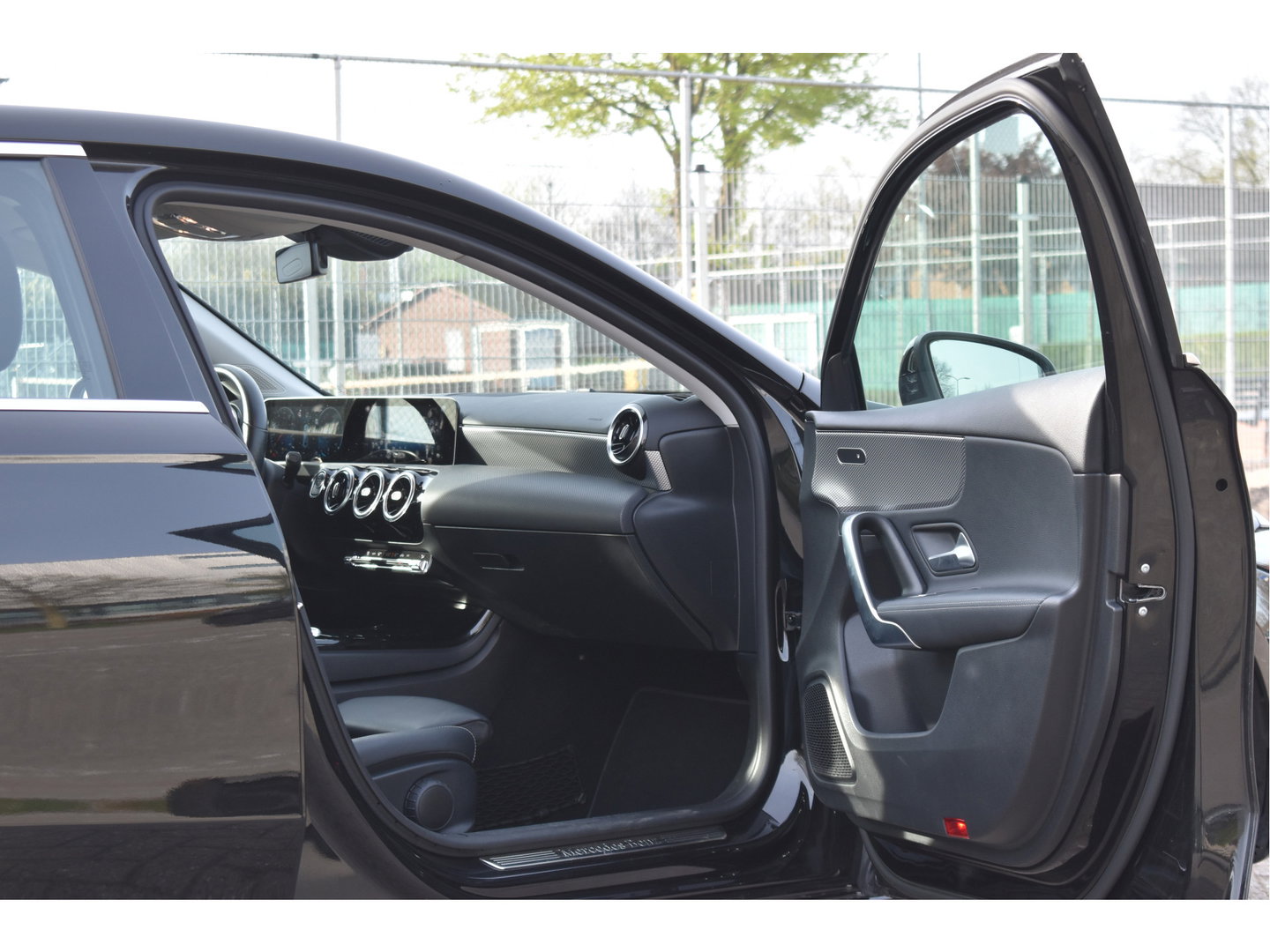 Mercedes-Benz A-Klasse 220 4MATIC AMG Business191 pk 4x4 | Stoelverwarming | Widescreen | Nav | Full LED | Allweather | Netjes