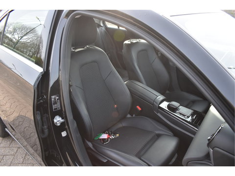 Mercedes-Benz A-Klasse 220 4MATIC AMG Business191 pk 4x4 | Stoelverwarming | Widescreen | Nav | Full LED | Allweather | Netjes